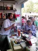 Firmando libros en la feria