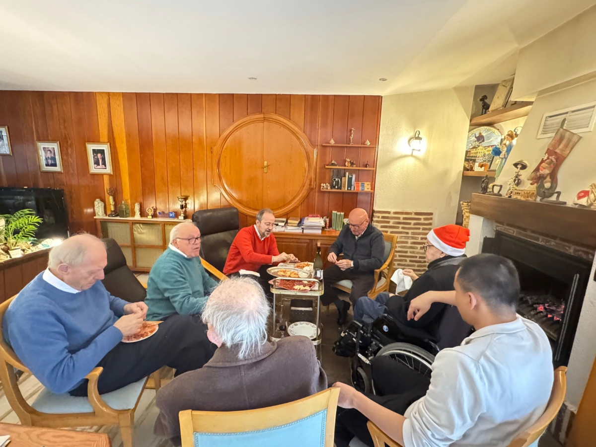 Camilos en torno al fuego