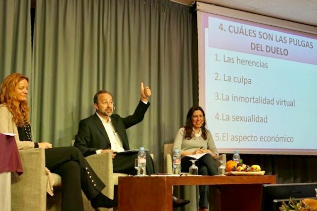 Mesa interactiva sobre pulgas del duelo con Bermejo
